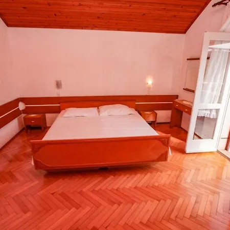 Pinus بيت ضيافة